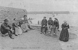 Roscoff      29     Un Coin Du Port.  Marins Et Femmes Tricotant - Roscoff