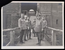 Cca 1914-1918 Osztrák-magyar és Német Tisztek Egy ErÅ‘dítmény Kapujában,... - Otros & Sin Clasificación