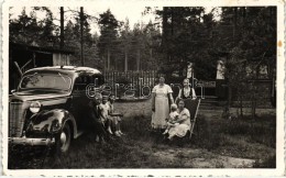 * T1/T2 1937 Incukalns, Family Photo With Old Automobile - Zonder Classificatie