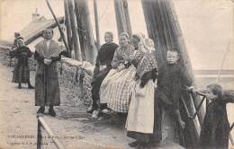 Douarnenez     29     Sur Le Port . Jeunes Filles. Tricot   (voir Scan) - Douarnenez