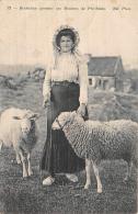 Bréhat     22    Une Bréhatine Gardant Ses Moutons De Prés Salés     ( Voir Scan) - Andere & Zonder Classificatie