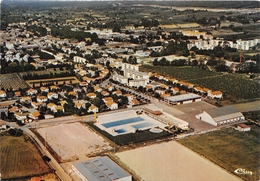 83-BRIGNOLES- VUE GENERALE AERIENNE , LA PISCINE ET LE STADE - Brignoles