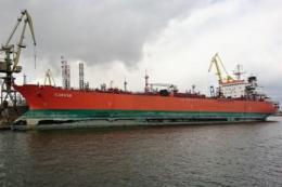 BATph042 - Pétrolier "ICARUS III "- Accosté à GDANSK - Tankers