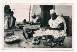 OUBANGUI, A.E.F. - Savetier Haoussa, Shoemaker  ( 2 Scans ) - Repubblica Centroafricana