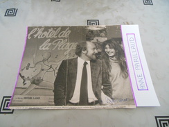 AUTOGRAPHE D'ANNE PARILLAUD, DÉDICACÉ & AUTHENTIQUE SUR COUPURE DE PRESSE COLLÉE SUR GRAND CARTON. BRISTOL (V. Desc.) - Schauspieler Und Komiker