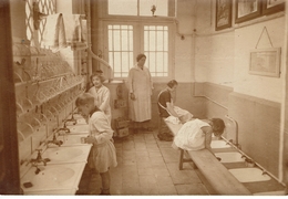 ANDERLECHT-ECOLE JARDIN -SALLE DE BAINS-LAVEMENT DES DENTS ET DES PIEDS-PHOTOGRAPHIE ORIGINALE AYANT SERVI A L'EDITEUR - Anderlecht