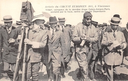 94 -VINCENNES- AVIATEUR VIDART, VAINQUEUR DE LA DERNIERE ETAPE , CALAIS-AMIENS-PARIS, ACCLAME PAR LA FOULE  CIRCUIT EURO - Vincennes