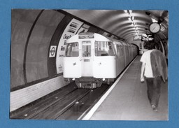 England Metro Londres London Tube King ' S Cross Saint Pancrace  Photo De J. Bazin Cliché Du 16 7 76 (format 10,5x15) - Spoorweg