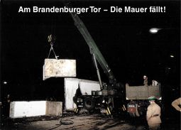 BERLIN ALLEMAGNE  DEUTSCHLAND  MUR DE BERLIN AM BRANDENBURGER TORR DIE MAUER FALLT  GRUE STREET ART - Berliner Mauer