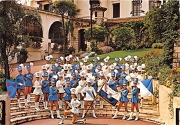 06-GRASSE- GROUPE DE MAJORETTES DANS LES JARDIN DE LA PARFUMERIE MOLINARD A GRASSE - Grasse