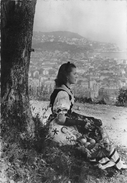 06-NICE- JEUNE FILLE EN COSTUME LOCAL, VUE PRISE DE ST PIERRE DE FERIC - Scènes Du Vieux-Nice