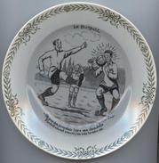 Assiette, Sport, Le Football, Signé R.Roger, St Amand, D = 19 Cm, Verdâtre - Saint Amand (FRA)