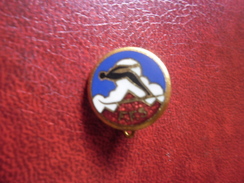 INSIGNE - EPINGLETTE - BROCHE @ Ancienne Epinglette émaillée FFS Fédération Française De Ski - Saut Skieur - Winter Sports