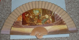 Ancien éventail, Bois Laqué Et Tissu Avec Un Collage Verni, Décor De Tableau Filature, Rouet Couturière Brodeuse - Fans