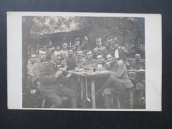 AK Österreich 1. WK Österreichische Armee / Heer. Regiment / Truppe / Viele Soldaten Machen Pause. Wein / Bier! - Guerra 1914-18