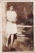 Old Real Original Photo - Young Girl Posing - 8.4x5.9 Cm - Personas Anónimos