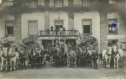 RARE CARTE PHOTO - PONT DU CHÂTEAU -  CINQ ATTELAGES ET DILIGENCES BIERE  "CHATELAINE" DEVANT MAIRIE DE PONT DU CHÂTEAU - Pont Du Chateau