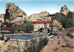 13-LES-BAUX-DE-PROVENCE- L'OUSTAU DE BAUMANIERE ET SA PISCINE A L'ENTREE DU VAL D'ENFER - Les-Baux-de-Provence