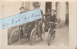 Un Trio De Cyclistes ( Carte-photo ) - Otros & Sin Clasificación