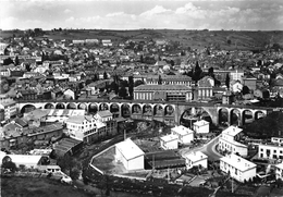 15-AURILLAC- CITES " CLAIR-VIVRE " LE VIADUC LES ANCIENNES CASERNES , VUE DU CIEL - Aurillac