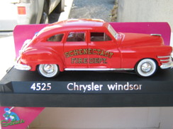 Voiture Solido - Série SIXTIES N° 4525 - Chrysler Windsor Schenectady Fire Dept. (Pompiers)  -  Avec Boite - Solido