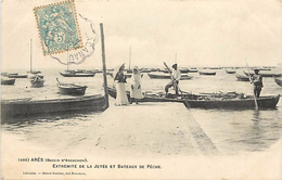 - Gironde -ref-C176- Ares - Extremite De La Jetee Et Bateaux De Peche - Pecheurs - Peche - Carte Bon Etat - - Arès