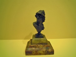 PETIT BRONZE SUR SOCLE EN MARBRE - Bronzes