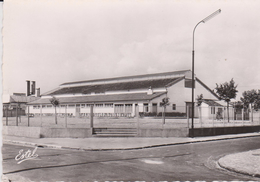 CPSM 10X15  Le Gymnase Municipal . GENNEVILLIERS (92) - Stadi