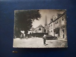 Carte Postale Ancienne D'Elliant: La Petite Place - Sortie De La Messe, Curé, Coiffe, Automobile Ancienne - Elliant