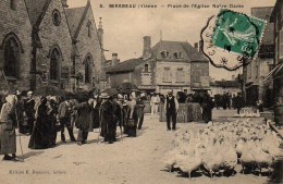 86 MIREBEAU  Place De L'Eglise Notre-Dame Un Jour De Marché - Mirebeau