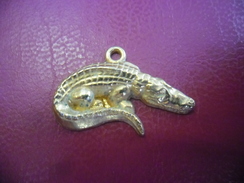 Pendentif CROCODILE Symbole NIMES - CAIMAN Métal Doré Couleur Or - Anhänger