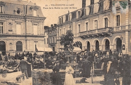 47-VILLENEUVE-SUR-LOT- PLACE DE LA MAIRIE  UN JOUR DE FOIRE - Villeneuve Sur Lot