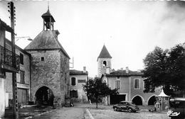 47-TOURNON-D'AGENAIS- LA PLACE , L'HORLOGE ET LE CLOCHER - Tournon D'Agenais