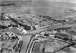 30-AIGUES-MORTES- VUE GENERALE AERIENNE SUR LA CITE SES REMPARTS, LES SALINES LE CANAL - Aigues-Mortes