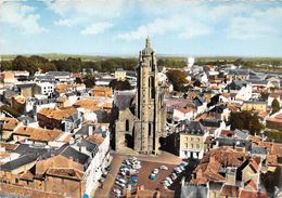 79-BRESSUIRE- PLACE ET EGLISE NOTRE-DAME VUE DU CIEL - Bressuire