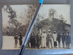 BENIN DAHOMEY ZAGNANAON CARTE PHOTO MISSIONNAIRES ET VILLAGEOIS DEVANT L'EGLISE 1923 - Benín