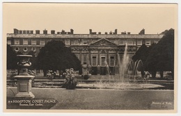 Fountain, East Garden, Hampton Court Palace, Richmond. Unposted - Middlesex