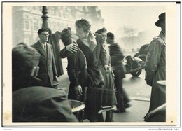 PHOTOGRAPHE . DOISNEAU . KISS BY HOTEL DE VILLE . PARIS 1950 - Doisneau