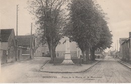 45 - DORDIVES - Place De La Mairie Et Le Monument - Dordives