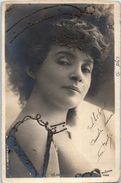 Photographe REUTLINGER - Femme - Artiste Rejane - (pli Coin Gauche Et Plis Coin Droit)) - Artistas