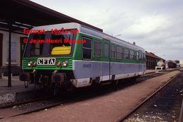 Reproduction Photographie D'une Vue D'un Train CFTA SNCF Autorail Léger A2E à Quai à Carhaix En 1994 - Non Classificati
