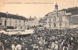 02-CHATEAU-THIERRY- LA PLACE DE L'HÔTEL DE VILLE UN JOUR DE MARCHE - Chateau Thierry