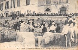 13-ARLES- ARRIVEE DES PAYSANS DE LA CAMARGUE DANS LES RUINES ROMAINES - Arles