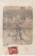 LA FLECHE - Homme Posant Avec Son Vélo ( Carte Photo à Destination Du Mans )  En L'état - La Fleche