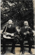 Carte Photo: 2 Musiciens Moustachus ; Un Vieleur Et Une Cornemuse - Otros
