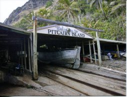 Pitcairn Island - Long Boat Used For Transhipping Activities - Islas Pitcairn