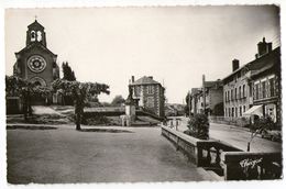 CPA   87   CHATEAUNEUF LA FORET  1958      PLACE DE L EGLISE   A DROITE LA PATISSERIE CONFISERIE - Chateauneuf La Foret