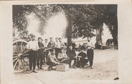 LUNEL - Groupe De Militaires à L'heure De La " Bouffe "    ( Carte-photo ) - Lunel