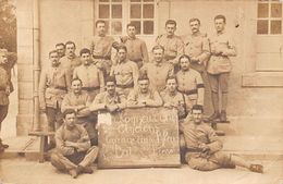 Thème Militaria   Caserne        " Honneur Aux Anciens  Courages Aux Bleus " .Carte Photo    ( Voir Scan) - Kazerne