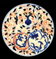 Cca 1900 Japán Arita Imari Tál, Kézzel Festett, Jelzett, Hajszál, Kopott, D: 21 Cm - Sonstige & Ohne Zuordnung